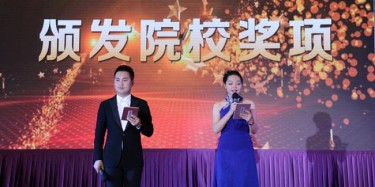 畢加為各院校頒發(fā)“最佳合作院?！?，會展精英，譜寫華章
