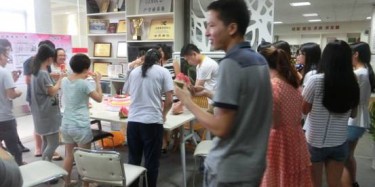 相親相愛一家人，畢加展覽為員工慶祝生日